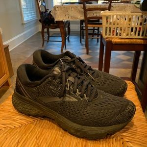 Womens Brooks black sneakers 8.5